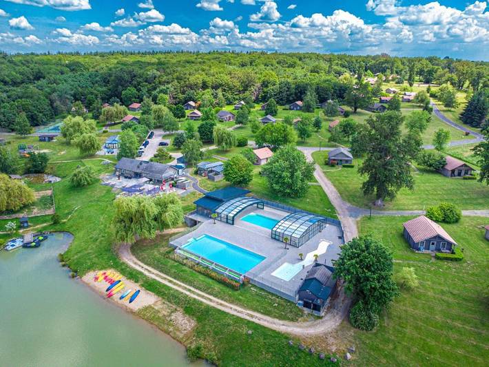 Parc de vacances pour 3 personnes, avec Terrasse et Jacuzzi ainsi que Jardin et Bassin pour enfant