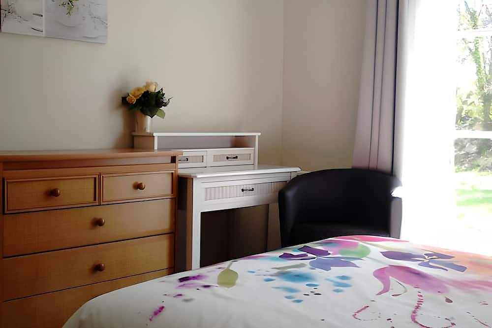 Bed and Breakfast 'Chambre D'hôtes D'Evelyne - Glycine' with Shared Terrace, Shared Garden and Wi-Fi in Pluneret, Côte des Mégalithes