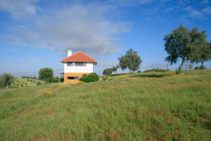 Casa de férias para 4 pessoas, com vista e piscina e ainda jardim, adaptado a crianças em Ferreira do Alentejo