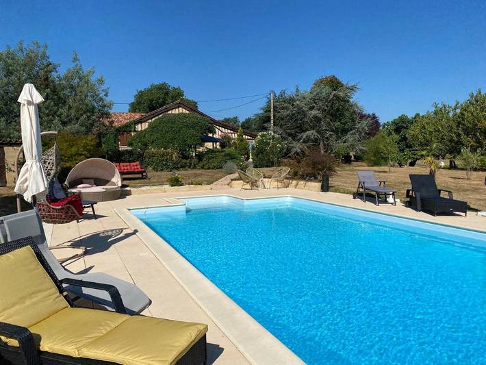 Gîte pour 3 personnes, avec Terrasse et Jardin ainsi que Piscine et Vue à Peyrusse-Vieille