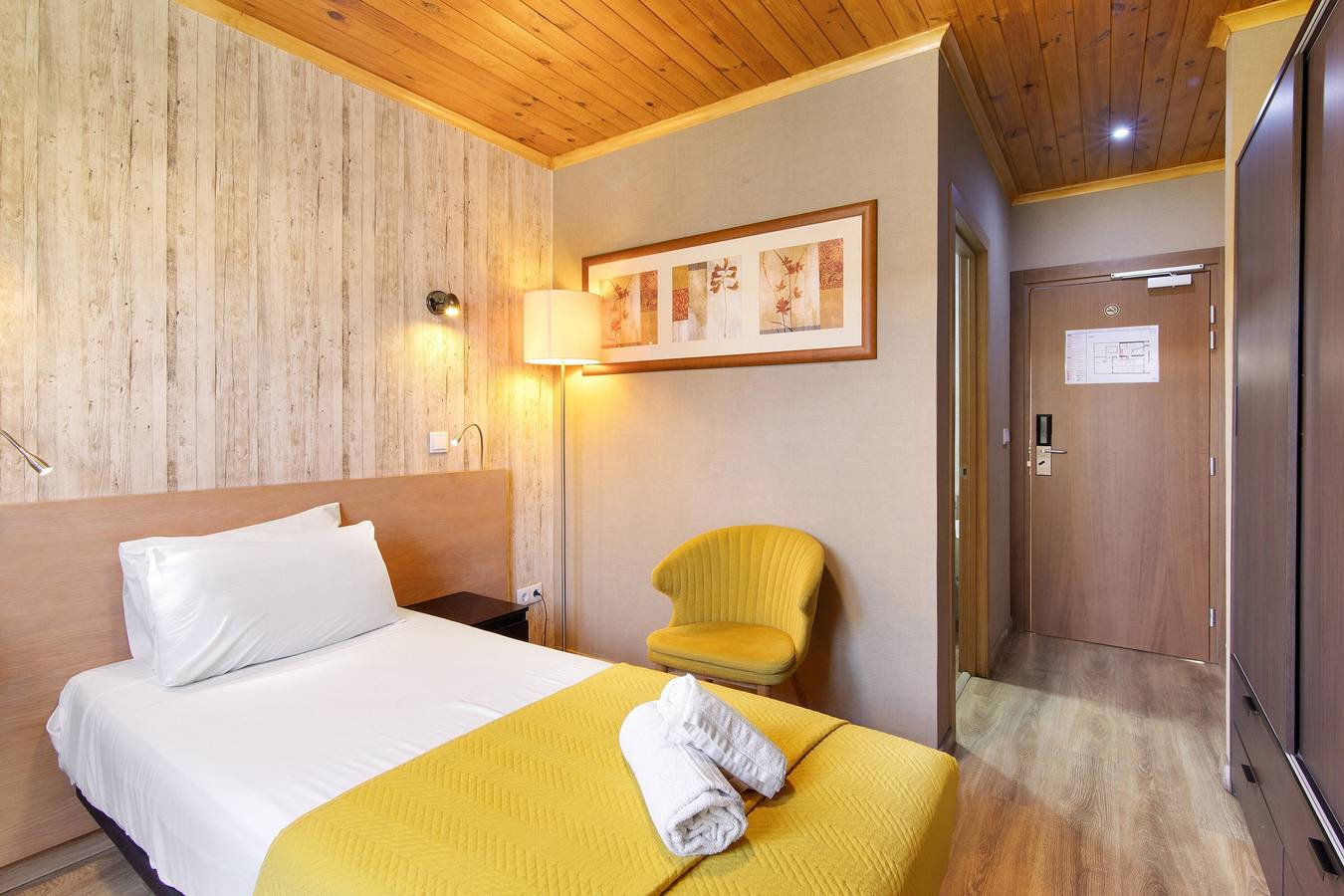 Appartamento intero, Appartamento 'Quarto Individual Standard 202' con terrazza condivisa, Wi-Fi e aria condizionata in São Pedro, Faro Portogallo