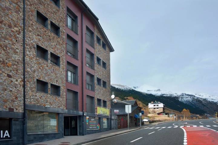 Gîte pour 8 personnes, avec vue dans Incles - 2