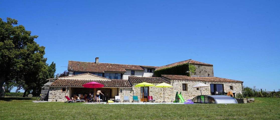 Gîte pour 12 personnes, avec Terrasse ainsi que Jardin et Piscine à Saint-Martin-Laguépie