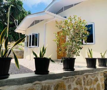 Gîte pour 4 personnes, avec jardin et vue dans Takamaka