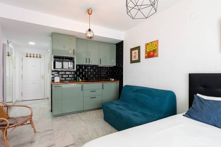 Ganzes Studio, Ferienwohnung 'Plata Centro' mit privater Terrasse und Klimaanlage in Torremolinos Zentrum, Torremolinos