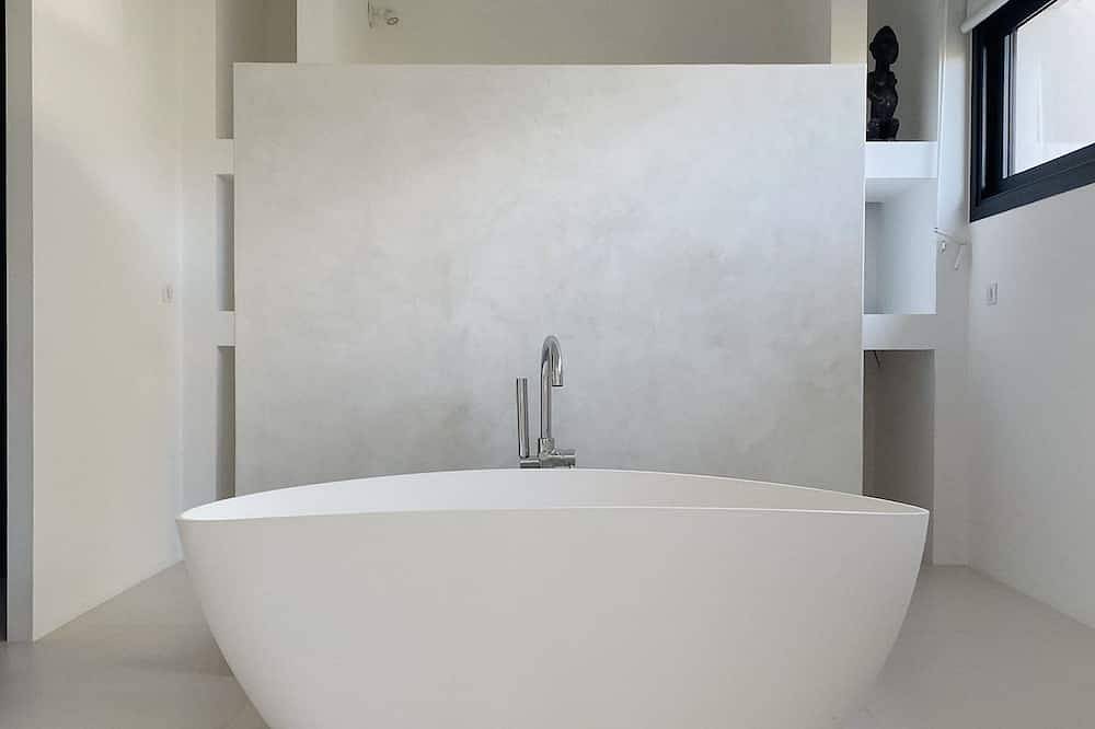 Villa Luxe Vues Magnifiques mer et Montagne Piscine Chauffée 6 ch 6 sdb air co in Pinarellu, Zonza