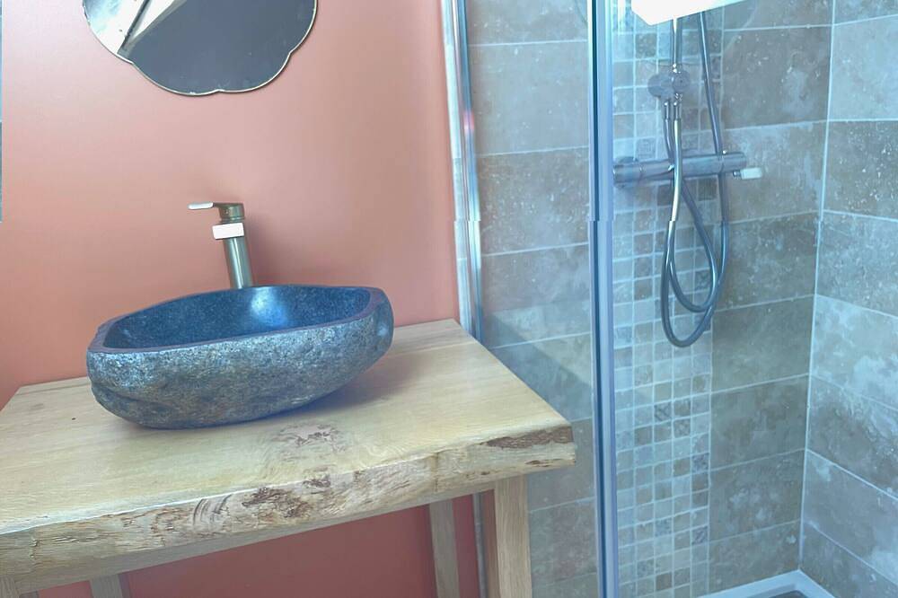 Gîte de charme près du Mans pour 4 avec piscine naturelle in Teloché, Sarthe