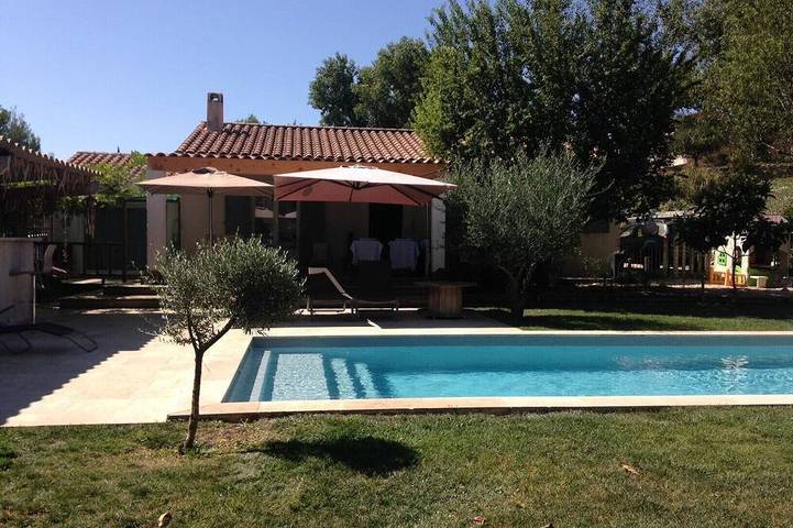 Location de vacances pour 6 personnes, avec terrasse et jardin à Brue-Auriac