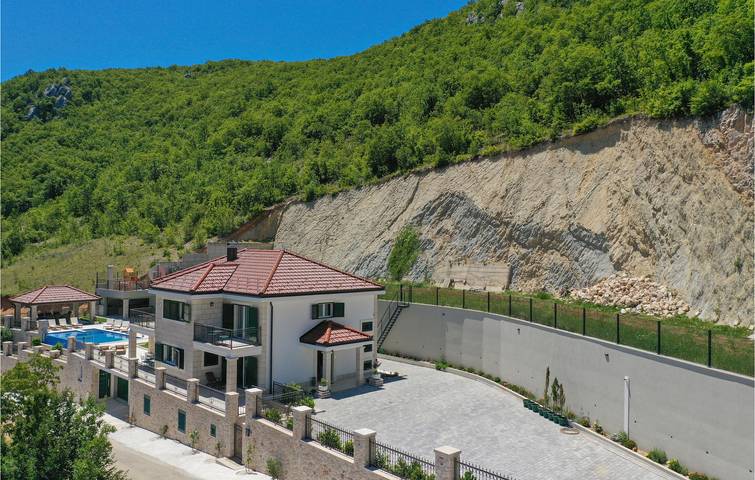 Gemütliche 1-Zimmer-Wohnung mit Pool und Terrasse in der Nähe des Flusses Vrbica in Makarska Riviera