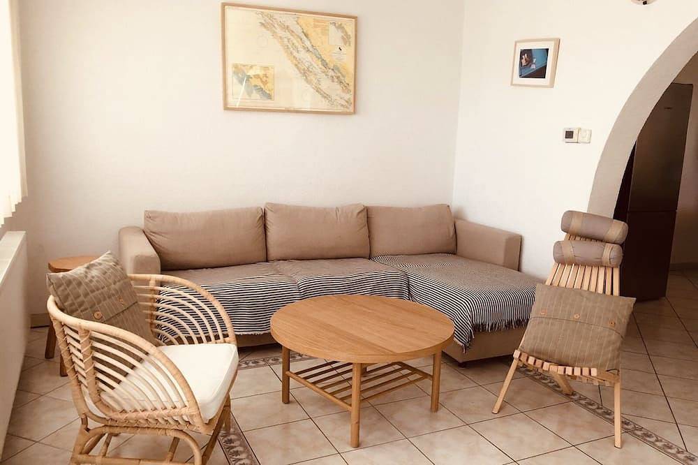 Entire apartment, 300m to the beach, quiet, large garden in Biograd na Moru, Zadar