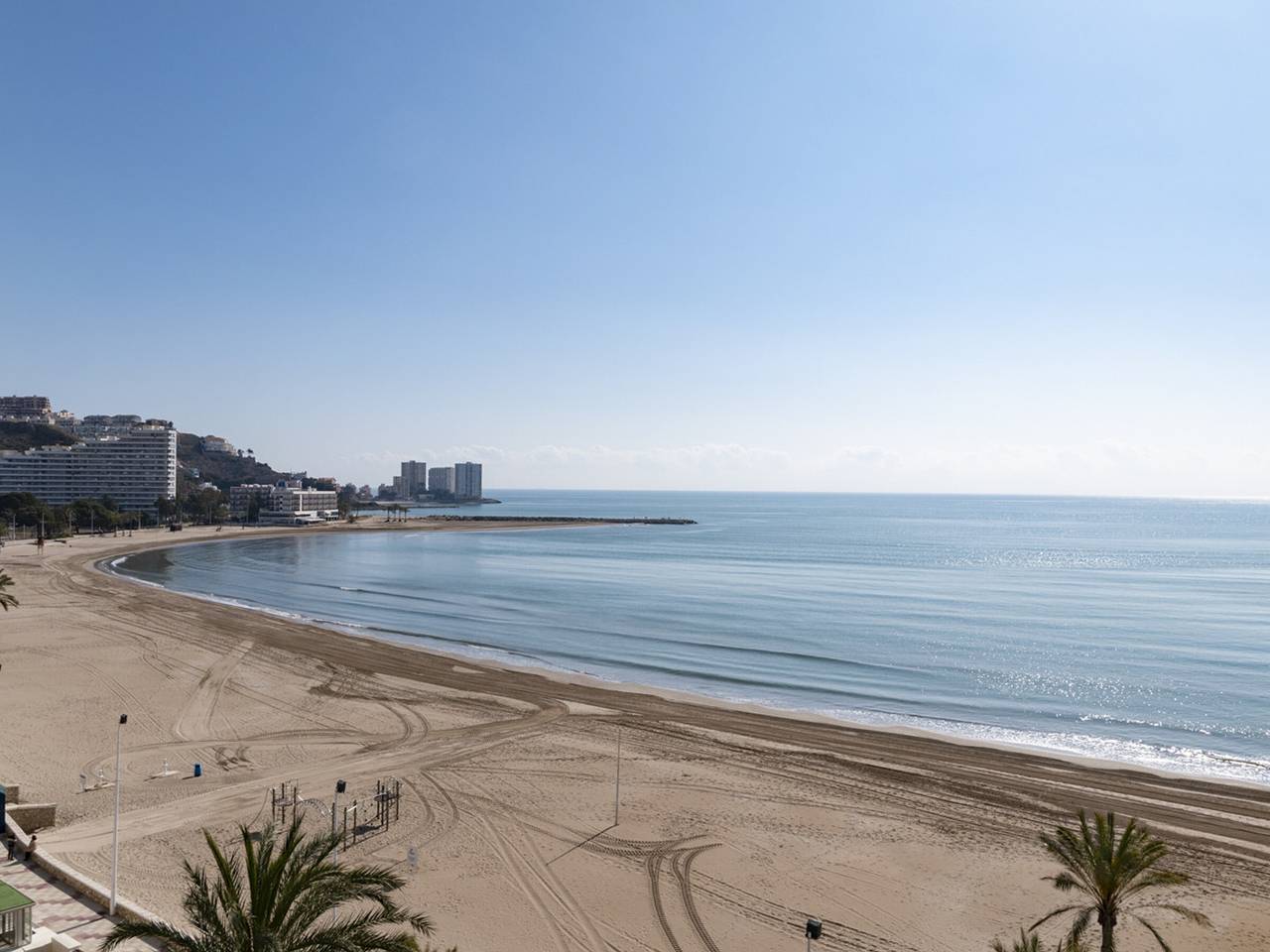 Entire apartment, Seafront apartment with pool and parking in Cullera in Cullera, Costa de Valencia