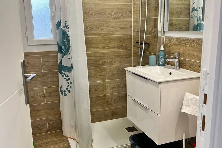 Appartement entier, Dans les hauteurs de Cassis, studio au calme avec parking privé et piscine. in Cassis, Parc national des Calanques