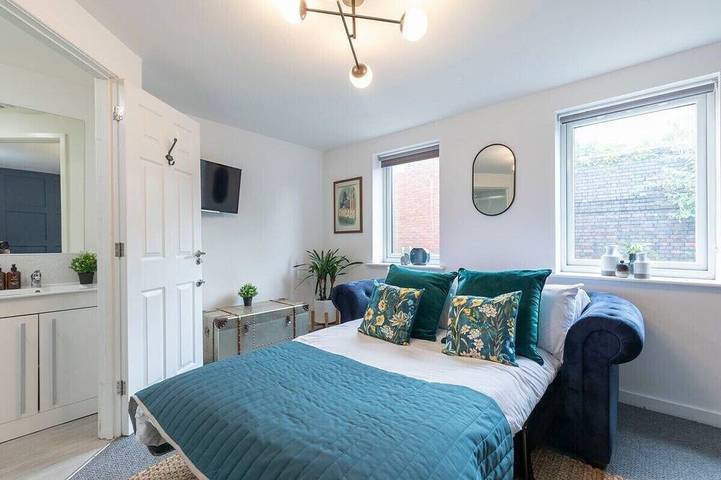 Moderne-Maison-Salle de bain privée-Vue sur Rue in Cheltenham, Gloucestershire