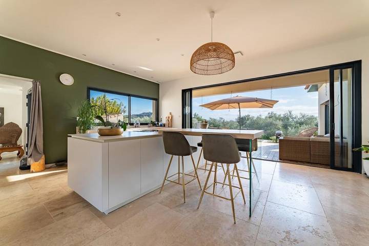 Location de vacances pour 8 personnes, avec terrasse et jacuzzi ainsi que piscine et jardin à Chusclan - 2