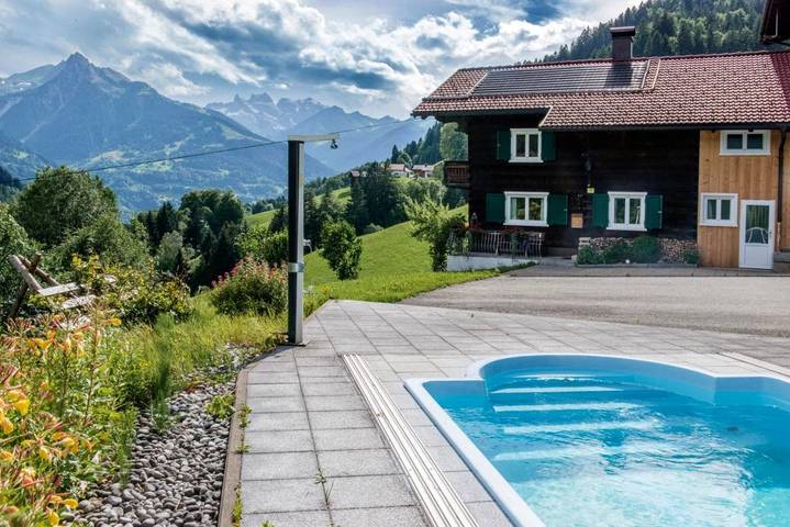 Ferienwohnung für 6 Personen, mit Terrasse und Garten sowie Pool und Ausblick in Silbertal