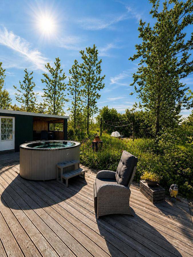 Ferienhaus für 4 Personen, mit Whirlpool und Terrasse sowie Garten und Seeblick in Island