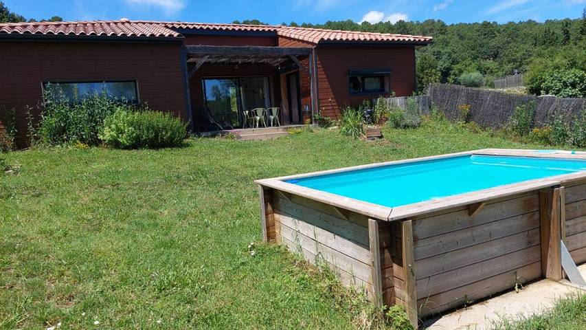 Location de vacances pour 4 personnes, avec bassin pour enfant et piscine ainsi que jardin et vue à Saint-Paul-le-Jeune