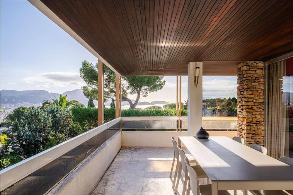 Luxurious sea view villa in prestigious residence in Marseille, Marseille region