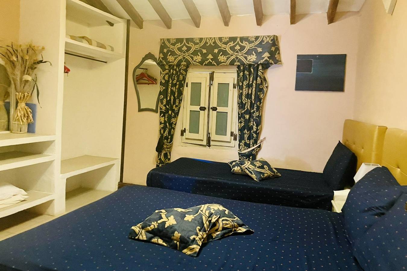 6 Bed House Sleeps 12 - Pool, Hot Tub, Fireplace in Pinoso, Interior de Alicante