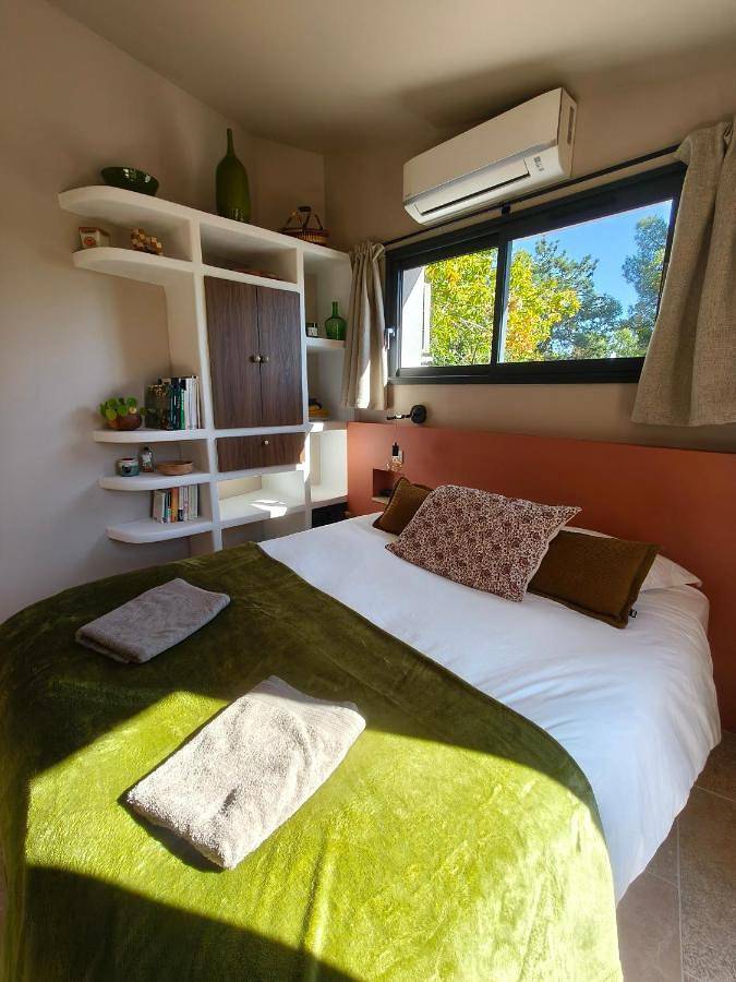 Chambre d’hôte pour 2 personnes, avec balcon ainsi que piscine et jardin