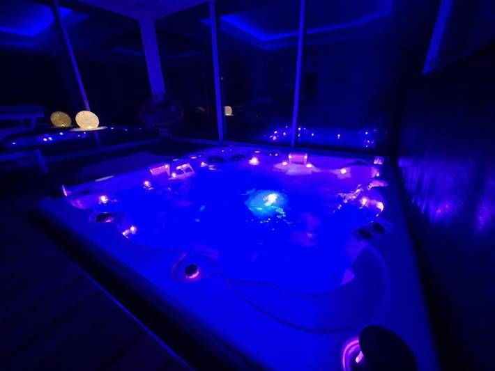 Maison de vacances pour 4 personnes, avec piscine ainsi que jacuzzi et jardin