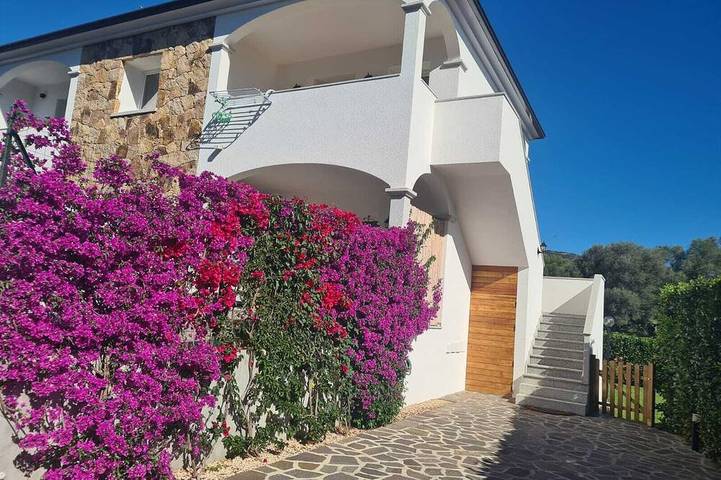 Appartamento per 4 persone, con balcone e giardino, con animali domestici in Padru