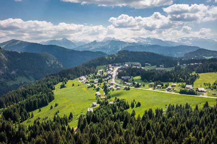 Hel lejlighed, Apartment 'Les Pralyssimes' with Mountain View, Private Terrace and Wi-Fi in Le Praz de Lys, Taninges