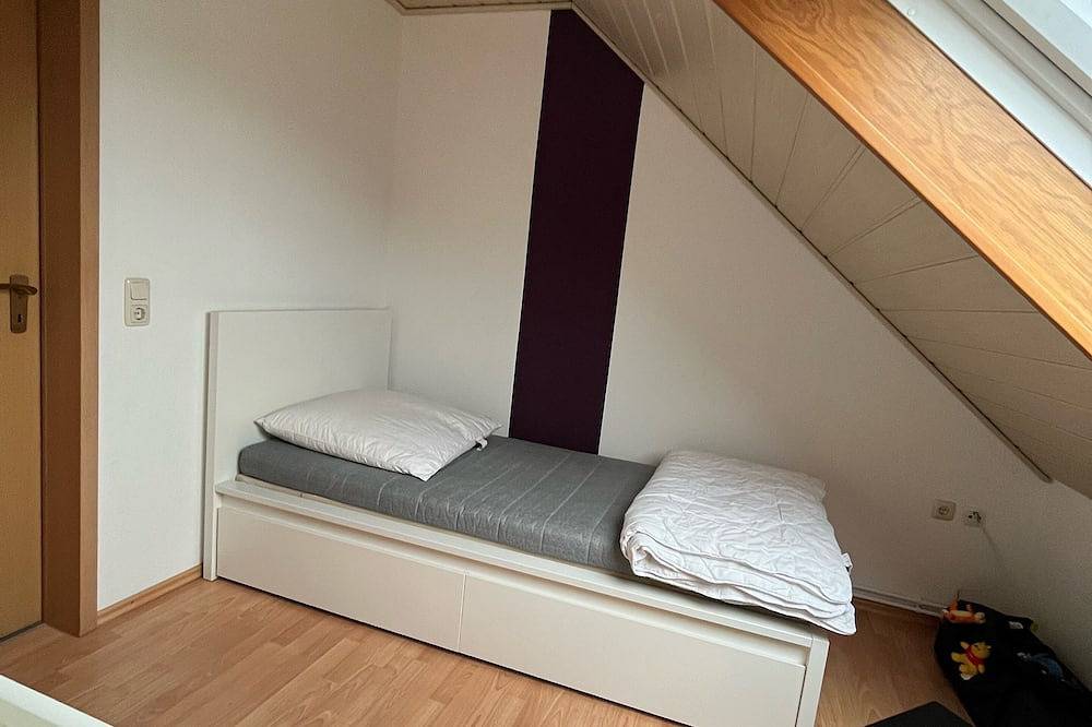 Ganze Wohnung, Ruhige Ferienwohnung mit Blick nach Bremerhaven in Nordenham, Nordseeküste