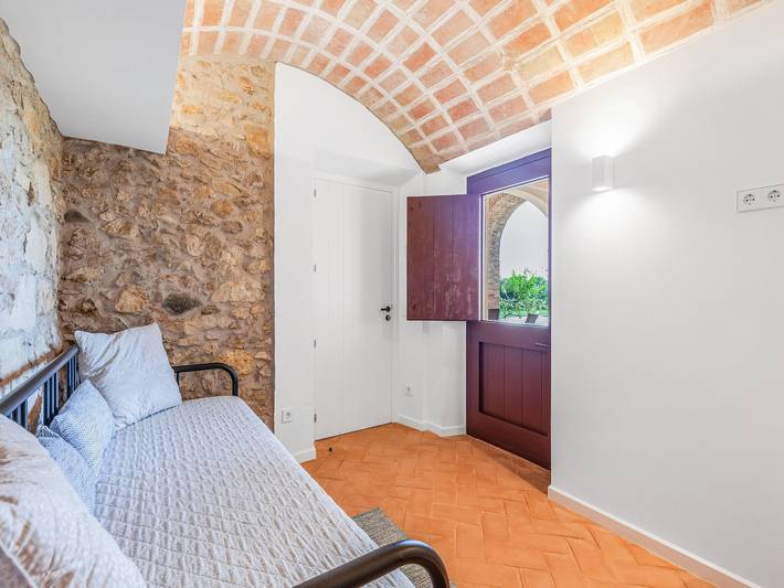 Entire apartment, Apartment 'Mas Moré Petit' with Shared Pool, Wi-Fi and Air Conditioning in Vulpellac, Forallac