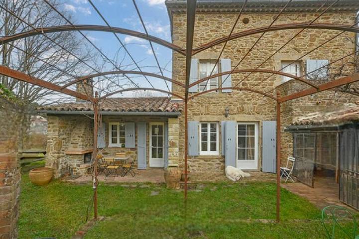 Location de vacances pour 7 personnes, avec jardin ainsi que balcon et jacuzzi à La Vernarède