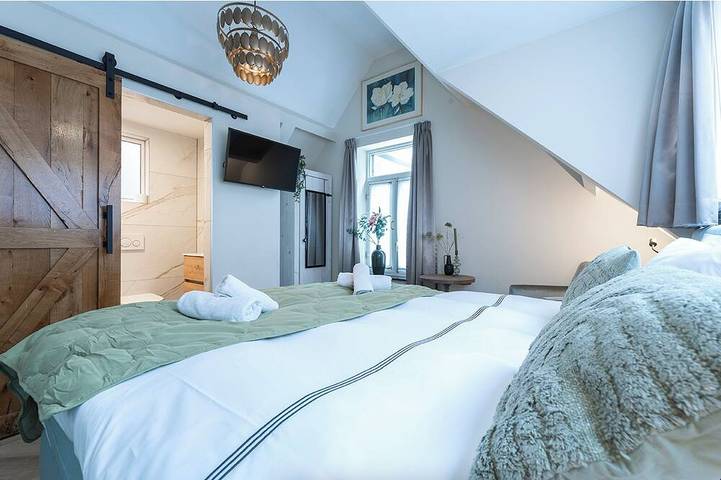 Ganze Wohnung, Neues renoviertes Gebäude aus dem Jahr 1920 mit großem Hotelbett, Patio und Gemeinschaftsküche. Wohnfläche: 16 m². Entspannen Sie auf dem gemütlichen Patio und genießen Sie das lebhafte Stadtzentrum direkt vor der Tür mit Geschäften, Restaurants. in Tilburg, Nordbrabant