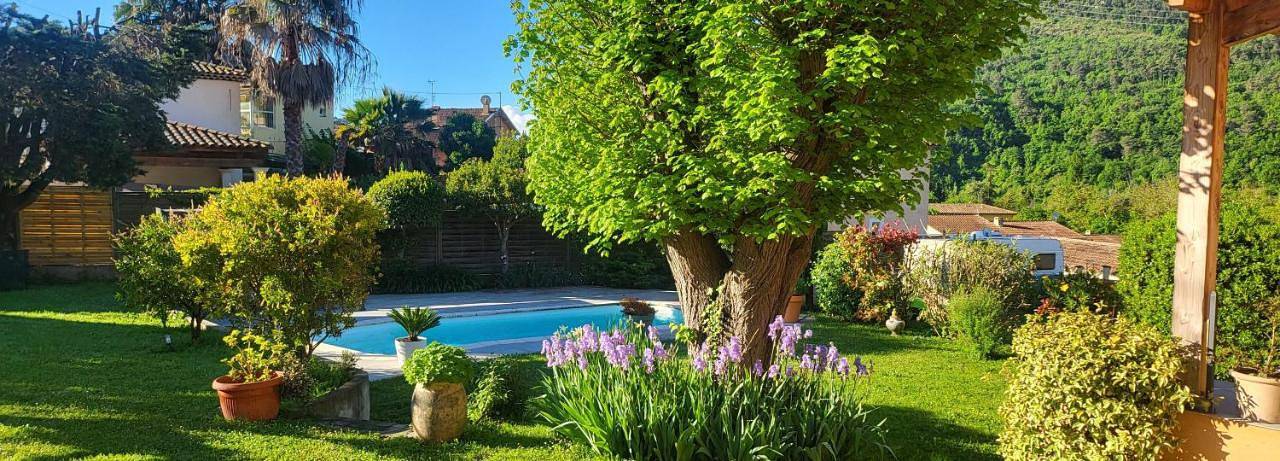 Location de vacances pour 4 personnes, avec piscine et jardin, animaux acceptés à Tourrette-Levens