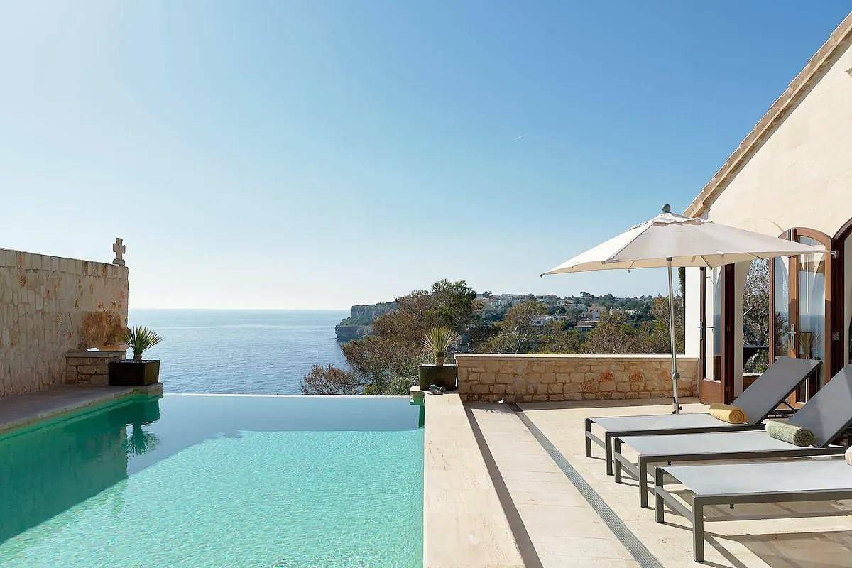 Villa Grand Bleu Descubre el paraíso en la Villa Grand Bleu   Playa a 500 metros Opción Piscina climatizada a 30 grados Vista Espectacular in Cala Santanyí, Santanyí