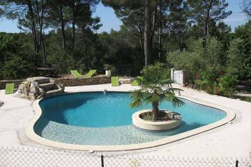 Location de vacances pour 4 personnes, avec terrasse et jardin à Entrecasteaux