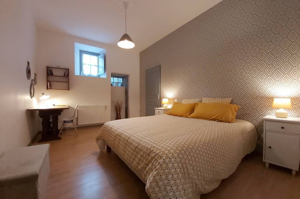 Entire apartment, Le Cocoon Saint-Georges ***: historic charm in the heart of medieval Bastide in Villefranche-de-Rouergue, Massif Central