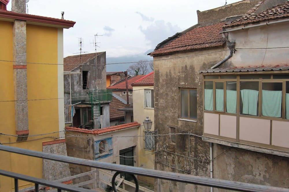 The White House: a house surrounded by greenery and in the area of the bell tower of the same name! in Mercato San Severino, Salerno Province