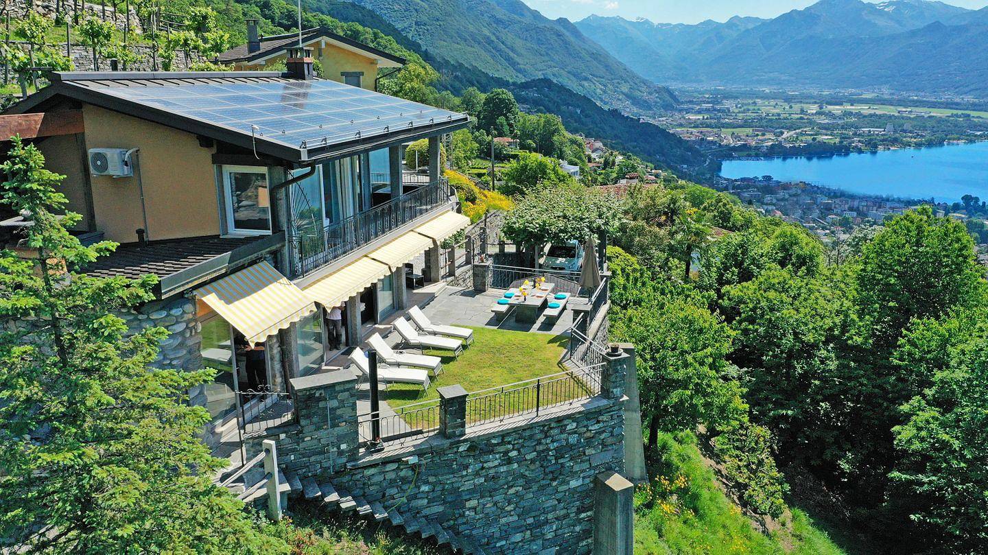 Ferienhaus mit schönem 180° Panoramablick, freistehender Fasssauna und Hot Pot in Minusio, Tessiner Alpen