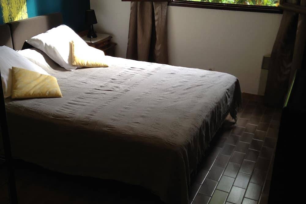 Ganze Wohnung, Group offer T3**** + 5 rooms--> 15 people / private interior and garden in Speloncato, Calvi und Umgebung