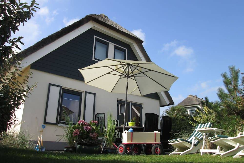 Child-friendly luxury thatched holiday villa by sea near the beach, sauna, Wifi in Julianadorp aan Zee, Julianadorp
