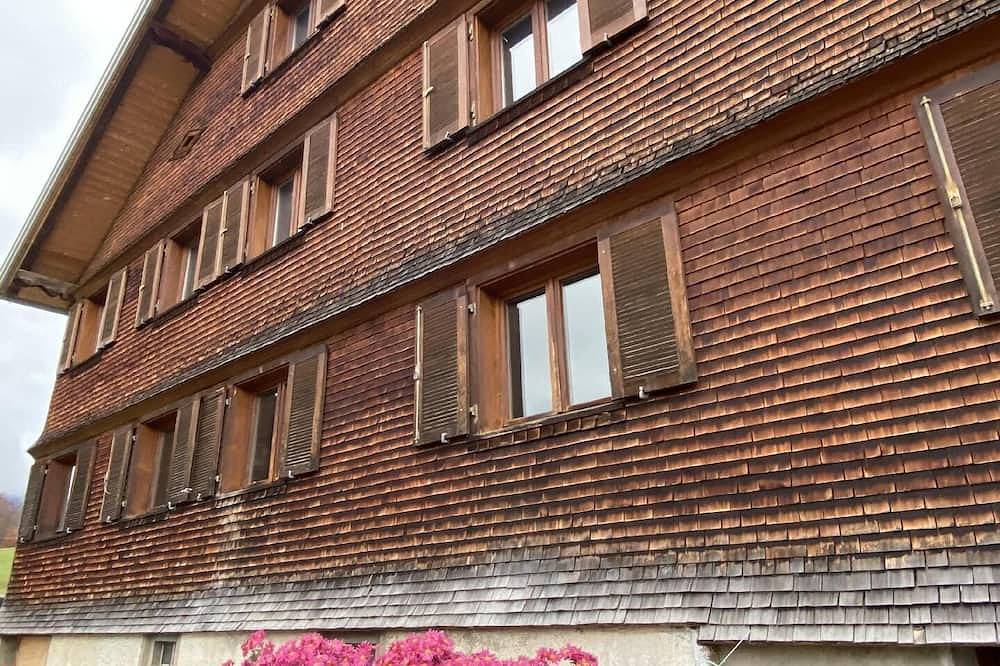 Ganze Wohnung, Neue Ferienwohnung in Schwarzenberg mit Garten und Grill in Schwarzenberg, Bodensee-Vorarlberg