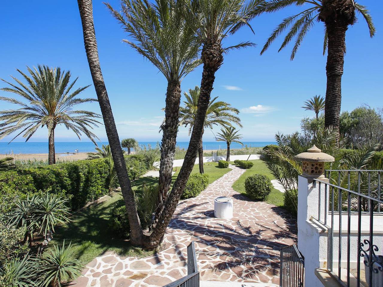 Charming beachfront villa with parking and air conditioning in El Palmar, Costa Blanca