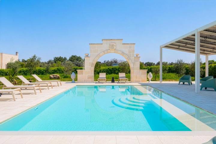 Ferienhaus für 9 Personen, mit Balkon und Whirlpool sowie Terrasse und Garten in Aradeo