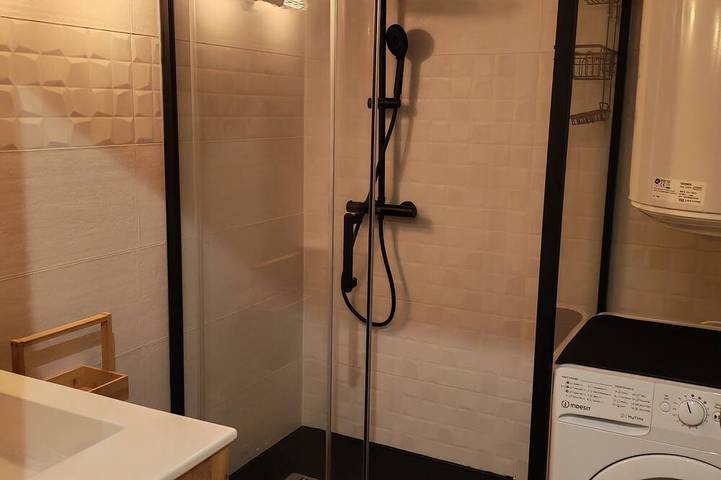 Apartamento entero, Large Studio - Closed Loggia - Shower - Air Conditioning - Bed 160 - Renovated in Amélie-les-Bains-Palalda, Costa mediterránea (Francia)