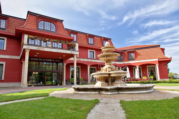 Hôtel pour 3 personnes, avec Jacuzzi et Terrasse ainsi que Jardin et Sauna