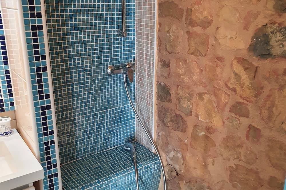 Entire apartment, South-facing villa with pool and jacuzzi for an unforgettable stay. in Brignoles, Brignoles region