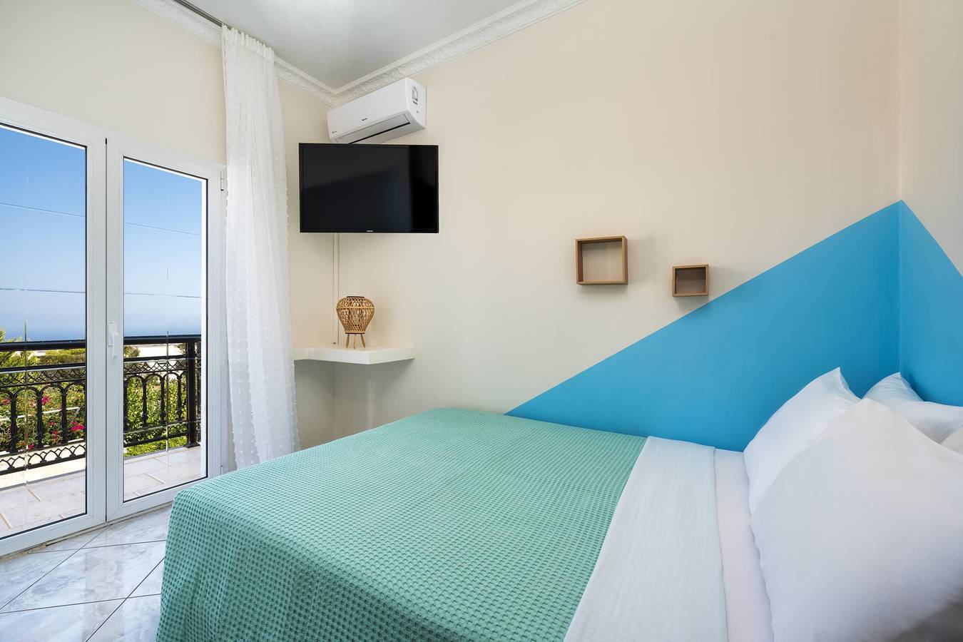 Entire holiday apartment, Downton Fira 2-Bed Apt, Sleeps 6, Pet Friendly in Firostefani, Thera