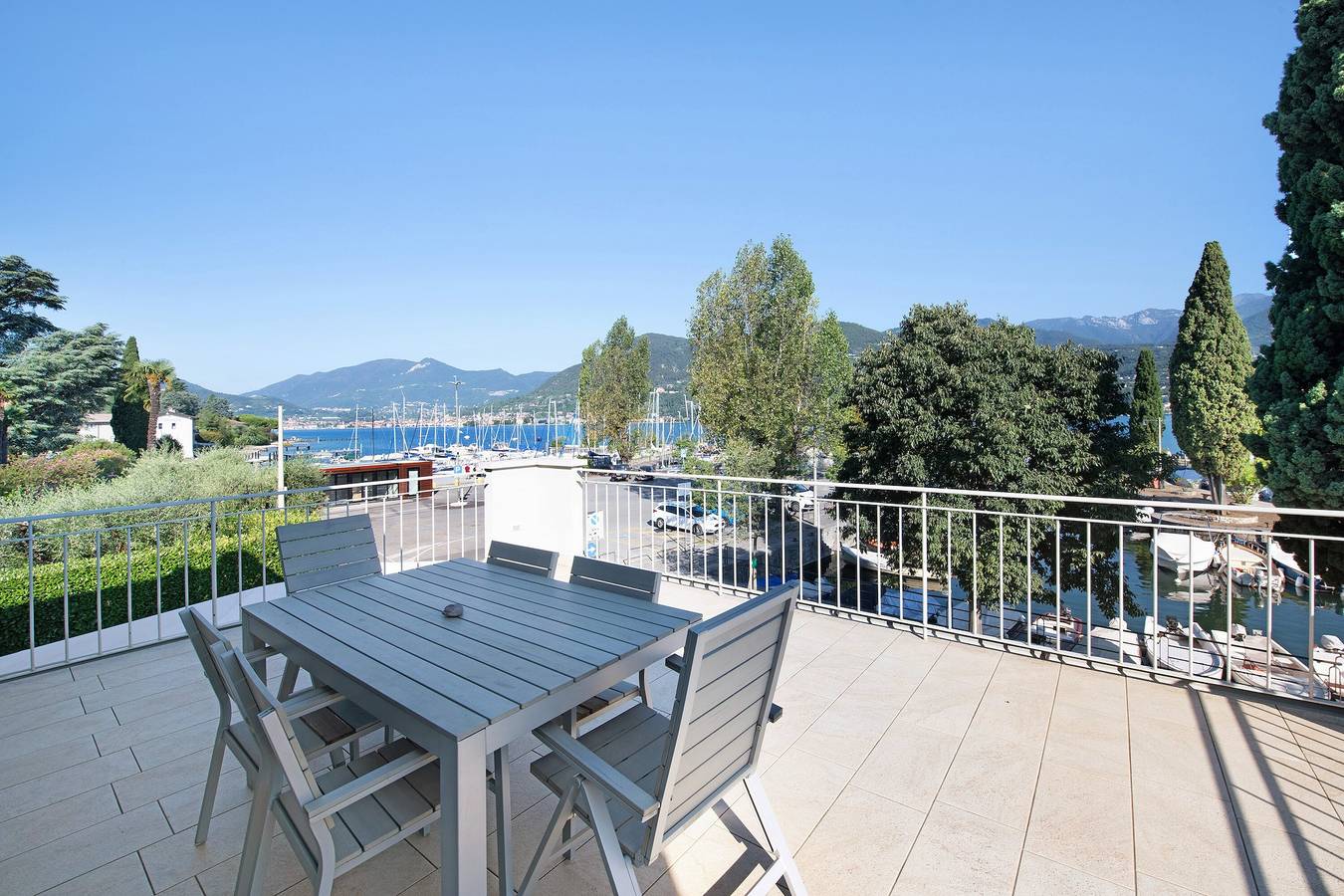 Appartement entier, Appartement 'Gran Fausto Trilo' avec vue sur le lac, Wi-Fi et climatisation in San Felice del Benaco, Montagnes autour du lac de Garde