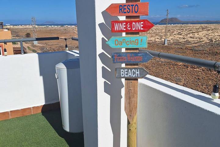 Attractive Front Line detached villa with Superb Jacuzzi & Tiki Rooftop Bar in Geafond, La Oliva