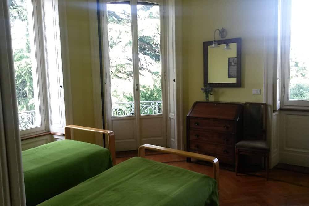 Haus in der Villa der ersten 900, umgeben von jahrhundertealten Bäumen Blick auf die Seen in Erba, Brianza