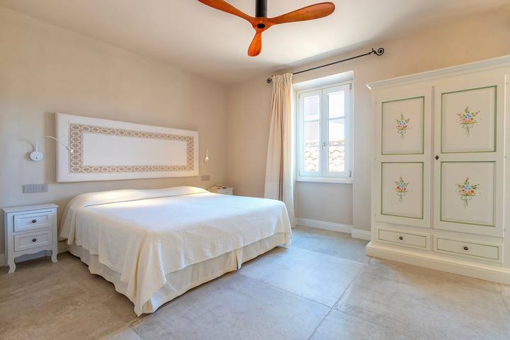 Room 'Rosa' with shared pool, Wi-Fi and air conditioning in Alghero, Sassari Province